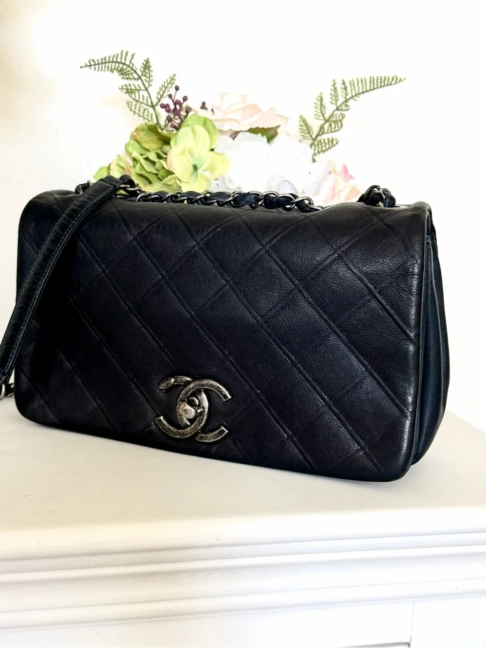 Authentic two tone lambskin Chanel bag - Picture 4 of 14